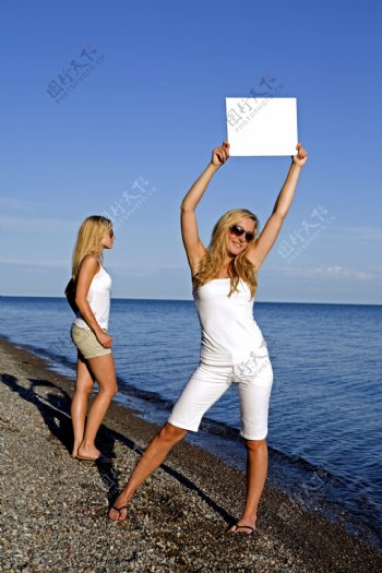女人与白色牌高清女人白色牌广告牌空白广告牌高清图片