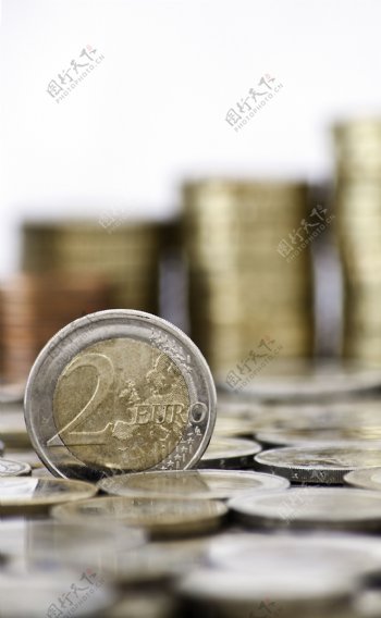 蹩脚的2欧元硬币的硬币的背景