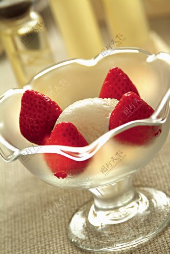 港式甜品香草草莓冰激凌