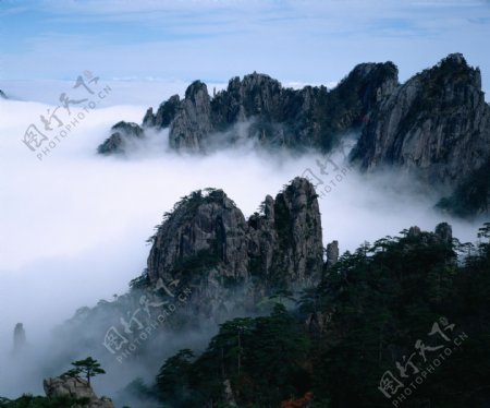 云雾缭绕山顶风景画