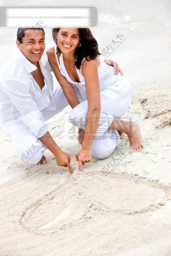 国外海滩情侣人物素材图片