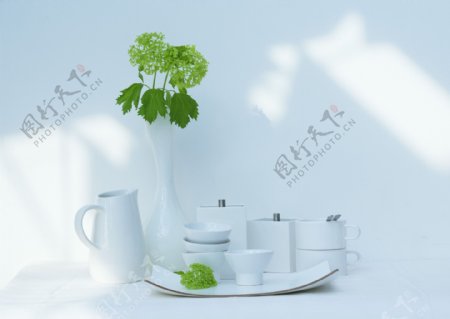 清新淡雅绿叶餐具图片