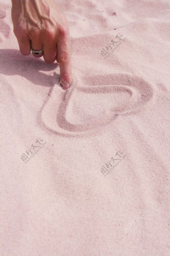 手绘的心在海滩上的沙子