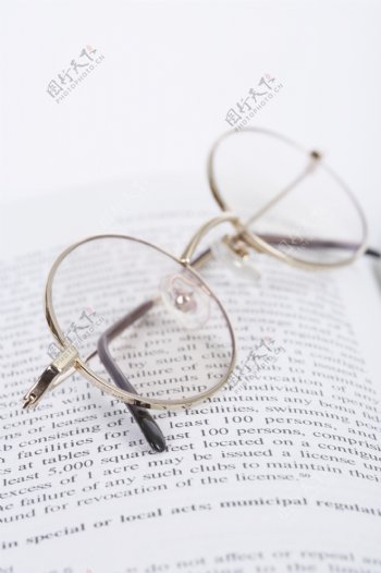 书籍眼镜图片