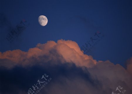 白云天空月亮背景素材