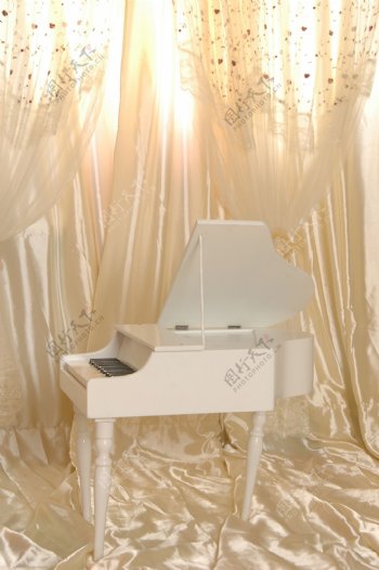 窗帘白色钢琴图片