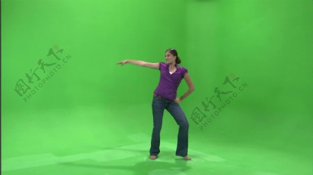 紫色的衬衫和牛仔裤的姑娘跳舞蓝绿4种股票的录像视频免费下载