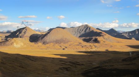 西藏高原上米拉山口风景图片