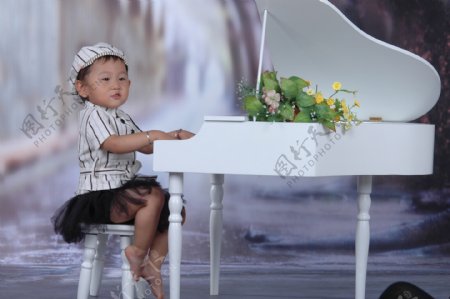 小男孩弹钢琴图片