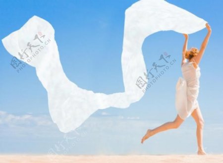 沙滩舞动丝绸奔跑的美女图片