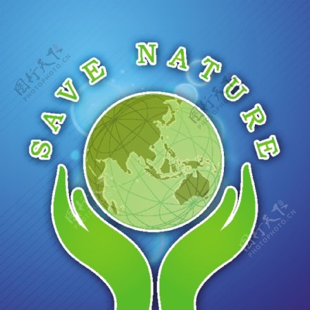 人类的双手捧着蓝色背景上的地球拯救自然观