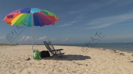 丰富多彩的沙滩椅沙滩伞对股票的录像视频免费下载