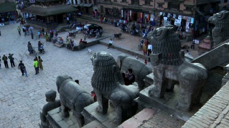 在巴德冈广场的街道交通和雕像尼泊尔股票视频
