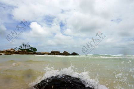 海浪击打岩石图片