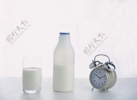 牛奶奶瓶图片
