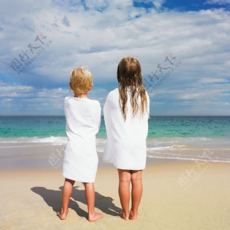 海滩沙滩看海的小姐弟图片