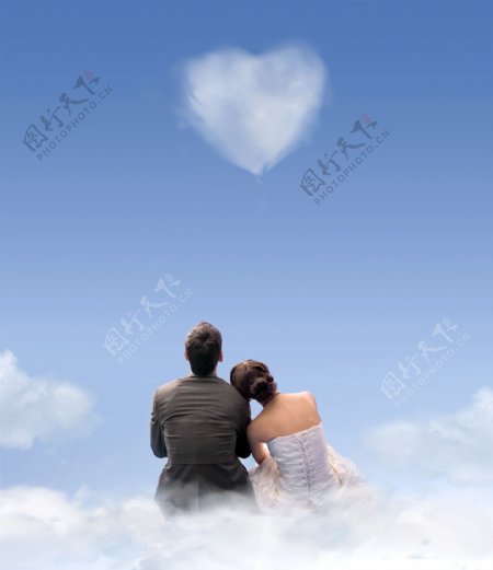 情人节坐在天空白云里看爱心云彩的情侣图片