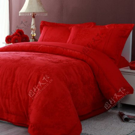 红色床右侧