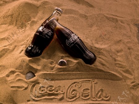 沙中的可口可乐图片