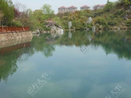 春光湖泊美景图片