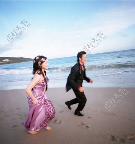 婚纱样片海滩情侣图片