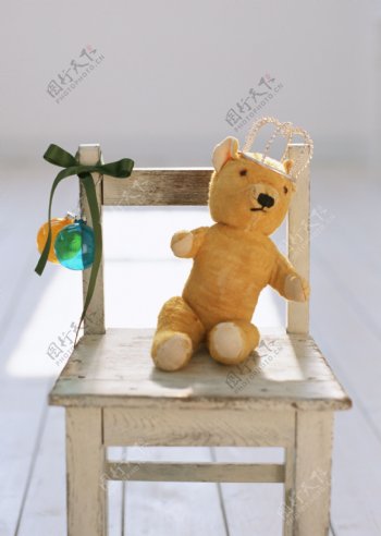 凳子上的玩具熊图片