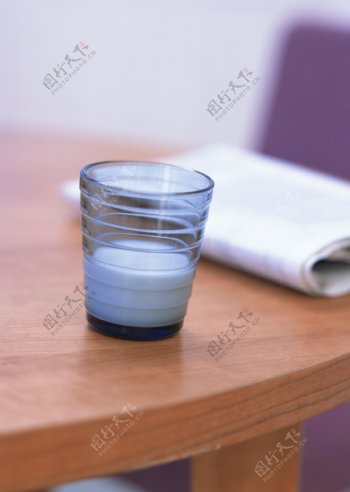 桌子牛奶摄影图片