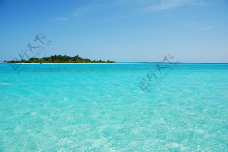 马尔代夫岛美丽的绿松石水