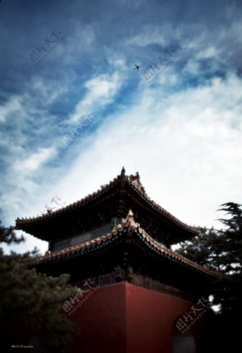 蓝天下的寺院楼阁图片