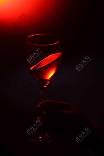 高脚杯红酒图片