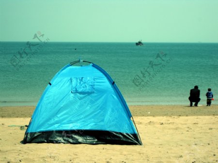 青岛海滨海滩帐篷图片