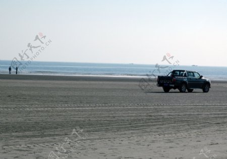海滩飙车图片