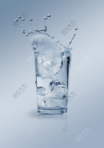 一杯纯净水干净的水