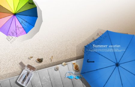海滩上的彩色和蓝色遮阳伞