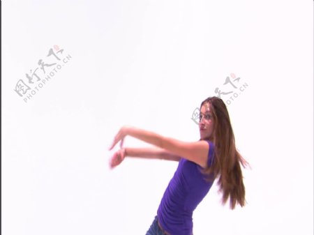 女孩在紫色的衬衫和牛仔裤24股票视频跳舞