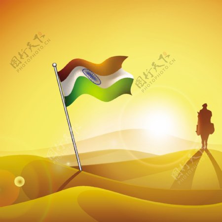 印度国旗在轮廓的士兵在晚上背景的沙漠