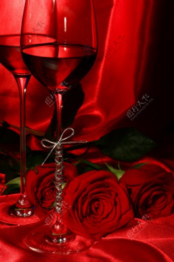 红酒和玫瑰图片
