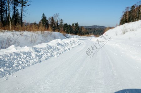 积雪路面图片