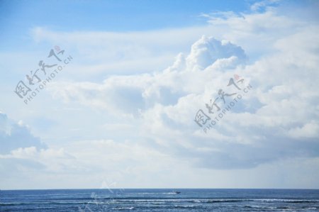 巴厘岛ayodya酒店海滩蓝天白云图片