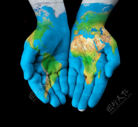 手与地球图片