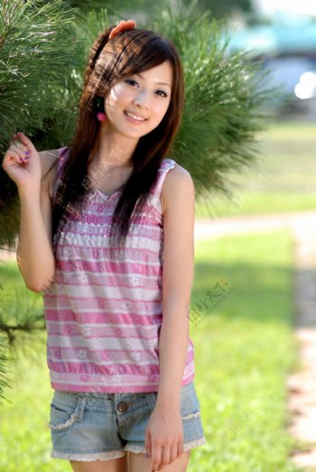 台湾网络人气美女果子MM粉红条纹吊带图片