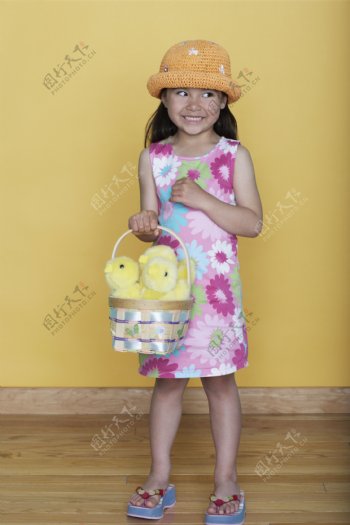 提着玩具小鸡的可爱小女孩图片