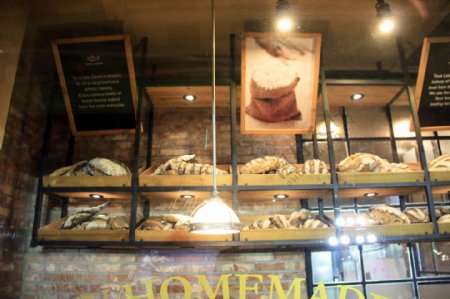 面包店橱窗里的灯光图片