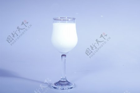 玻璃杯里的牛奶图片