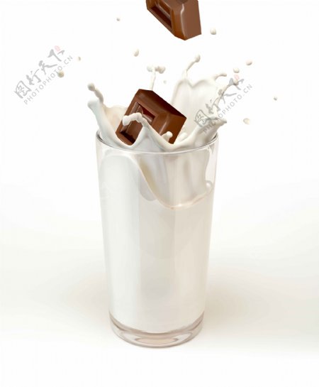 巧克力掉落牛奶高清图片