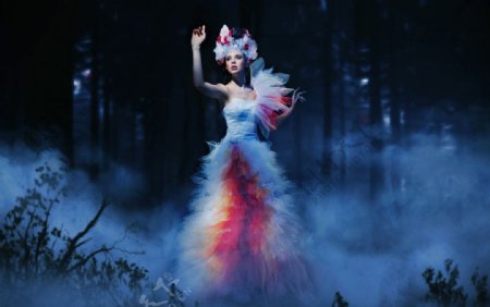 梦幻森林中的古装天使美女图片