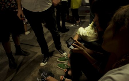 玩手机的人们诺基亚N97图片