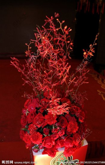 红色婚礼花艺设计图片