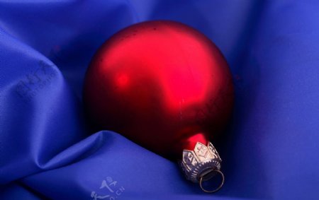 红色圣诞球蓝色丝绸图片