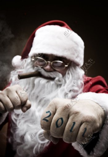 手指上写着2011的圣诞老人图片